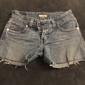 Cut off low rise Levi shorts